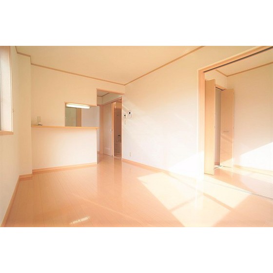 居室・リビング　２面採光で日当たりの良いリビング