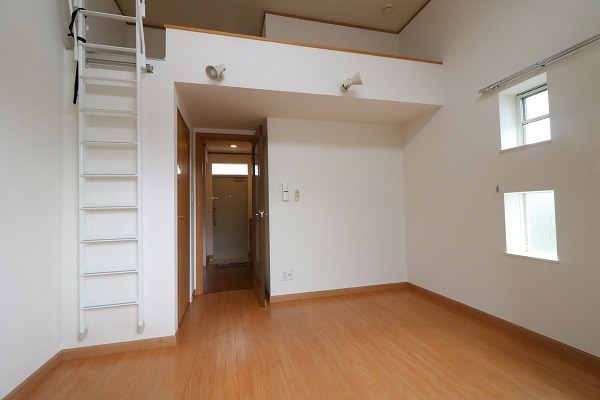 居室・リビング　ロフト付きで天井が高く開放的な空間です。