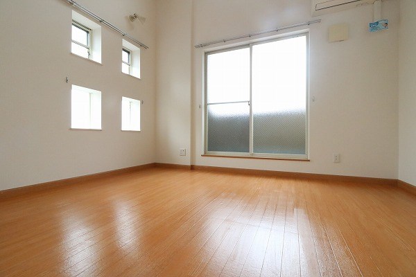 その他部屋・スペース　側面の窓からも明かりが差し込みます。