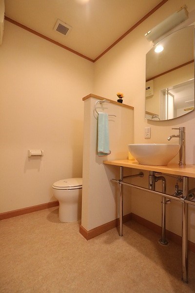 洗面設備　洗面所とトイレを兼ねたアメリカンセパレートタイプの水回りです