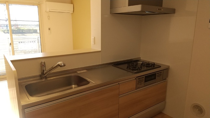 キッチン　※反転タイプのお部屋のお写真です