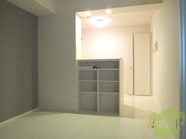 居室・リビング　食卓テーブルもソファーも置けます。