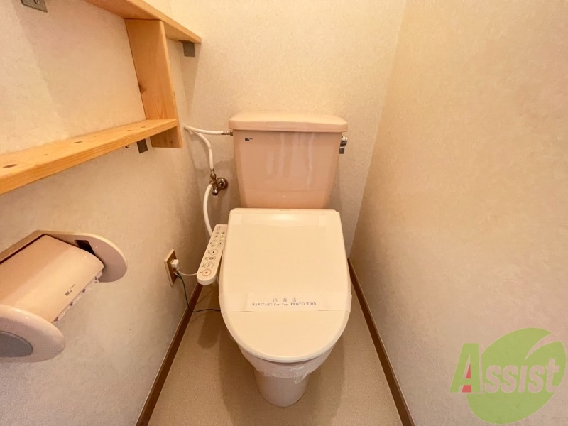 トイレ　温水洗浄便座なので快適に使用できそうですね。