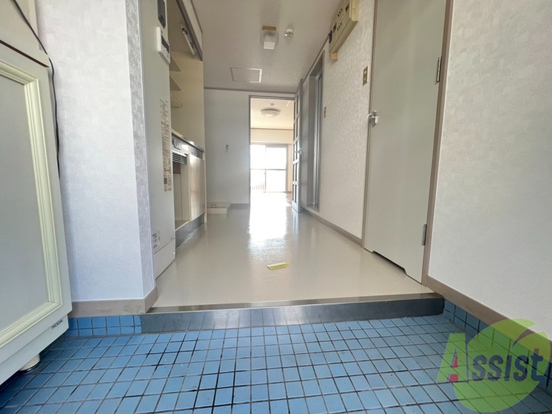 玄関　玄関から撮影しました。敷居が高くなくて安心ですね。