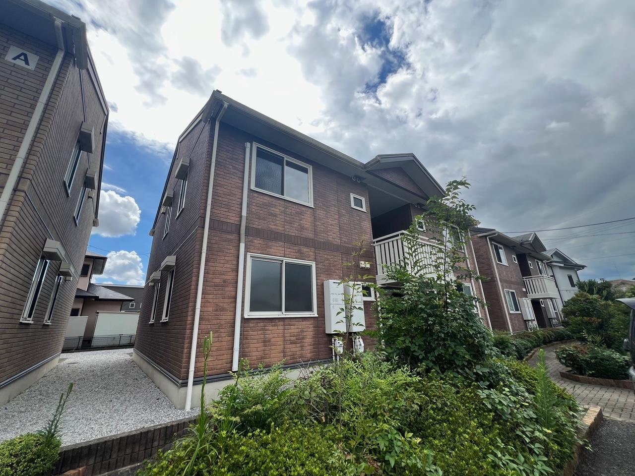 建物外観　全室角部屋。２階が空室です