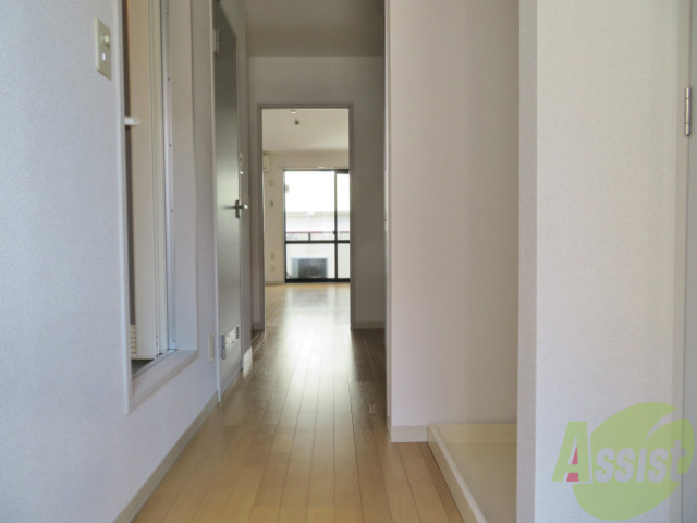 玄関　玄関を入るとキッチンがあり左は浴室になります。