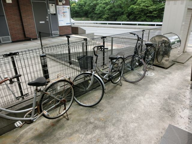 その他　空きスペースニ自転車が置いてありました