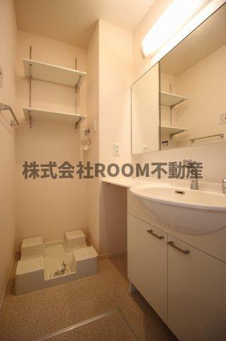 洗面設備　ゆったりとスペースのある洗面所