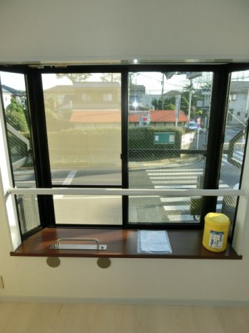 眺望　南向きの明るい出窓。 （※参考写真）