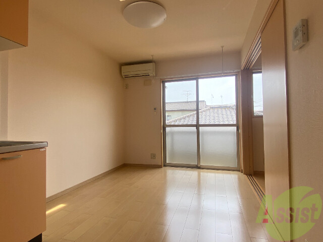 居室・リビング　７．５帖の洋室です。窓が大きく光が差し込みます。