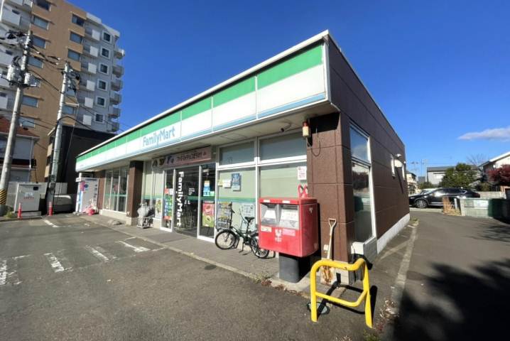 コンビニ　ファミリーマート　仙台三百人町店（コンビニ）まで600m