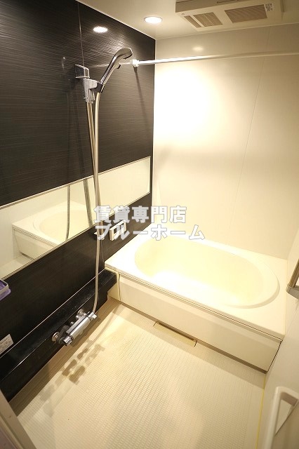 バス・シャワールーム　追い炊き機能・浴室乾燥機付き！