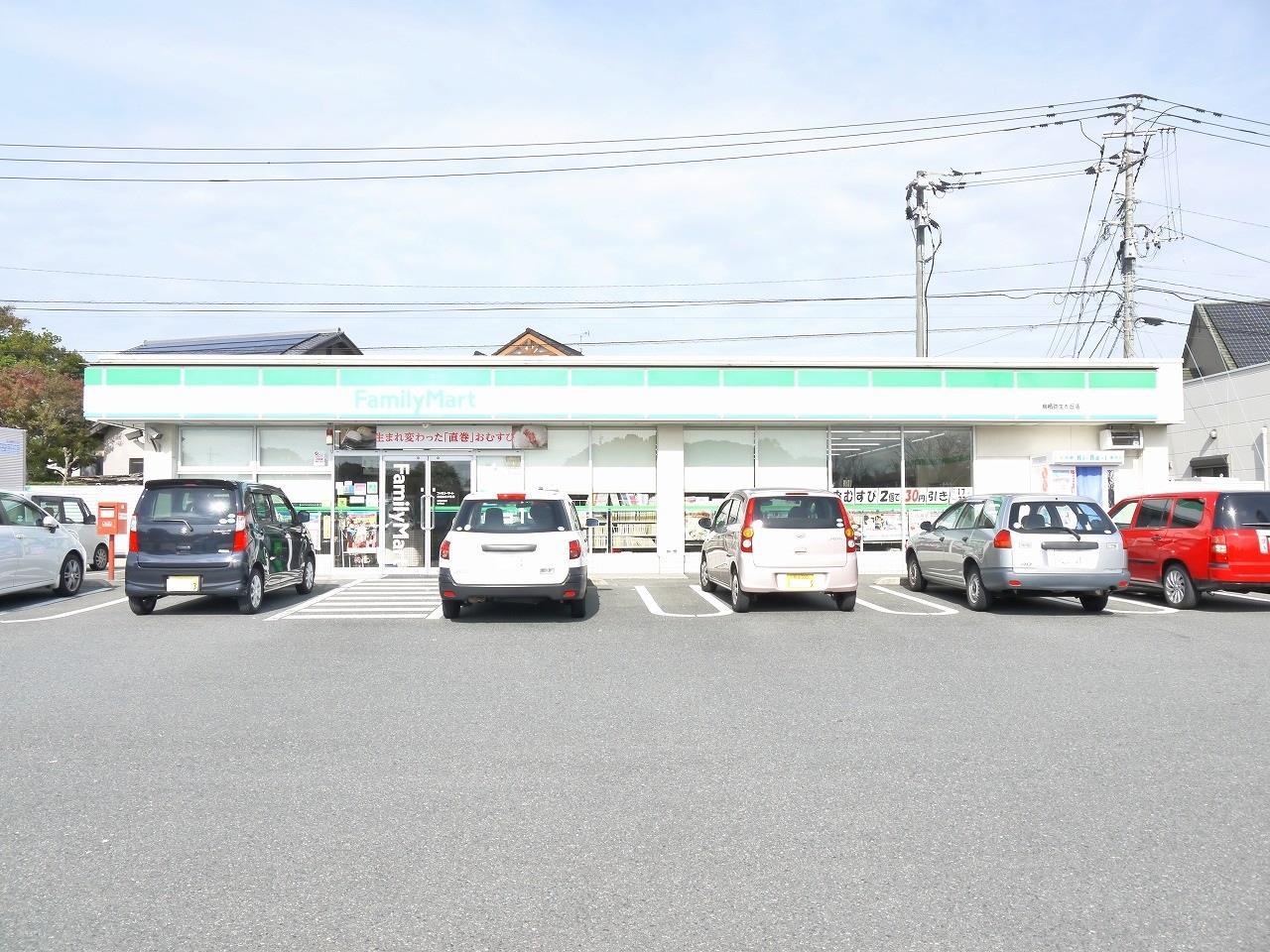 コンビニ　ファミリーマート（コンビニ）まで800m