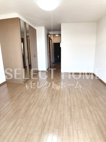 その他部屋・スペース　同型タイプ落ち着いた色調の寝室です