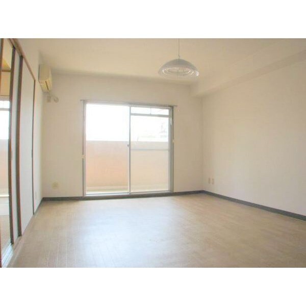 居室・リビング　※入居中またはリフォーム中のため同棟別室写真