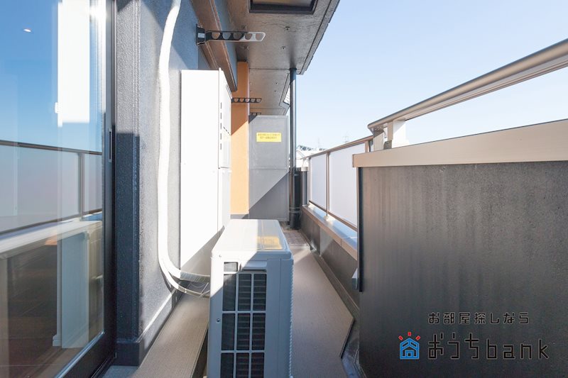 バルコニー　日当たりの良いベランダ