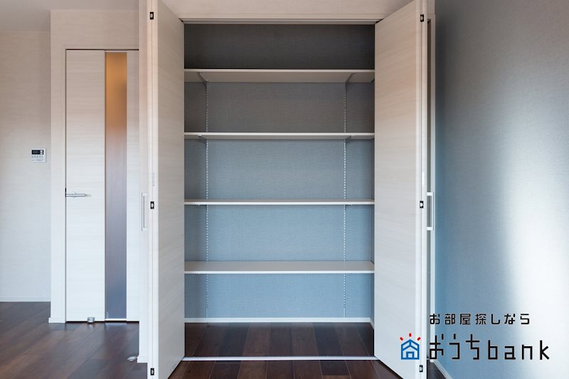 収納　リビングにあるクローゼット。棚も調節できます！