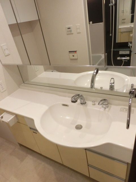 洗面設備　うれしい大型洗面台です