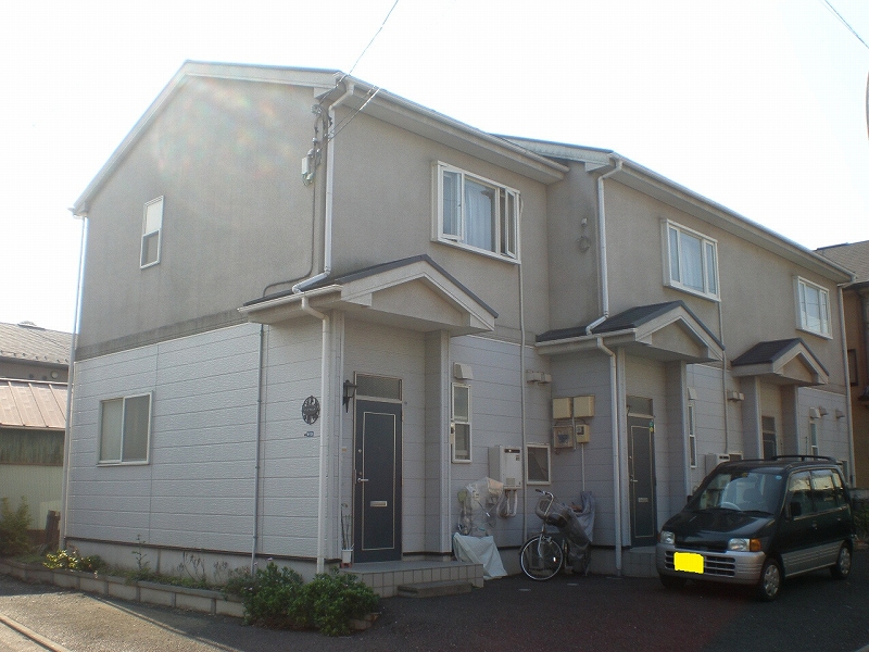 建物外観　国道から１本入った閑静な住宅街にございます。