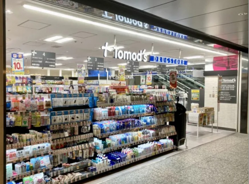 ドラックストア　トモズ東京汐留ビルディング店（ドラッグストア）まで529m