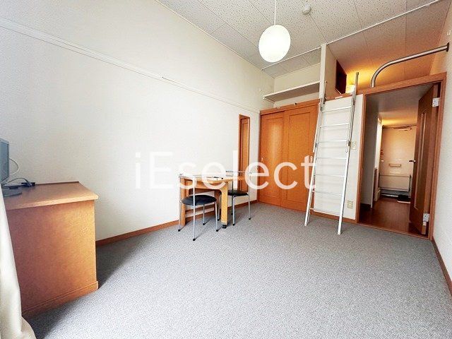 居室・リビング　ロフト付きで解放感ある居室