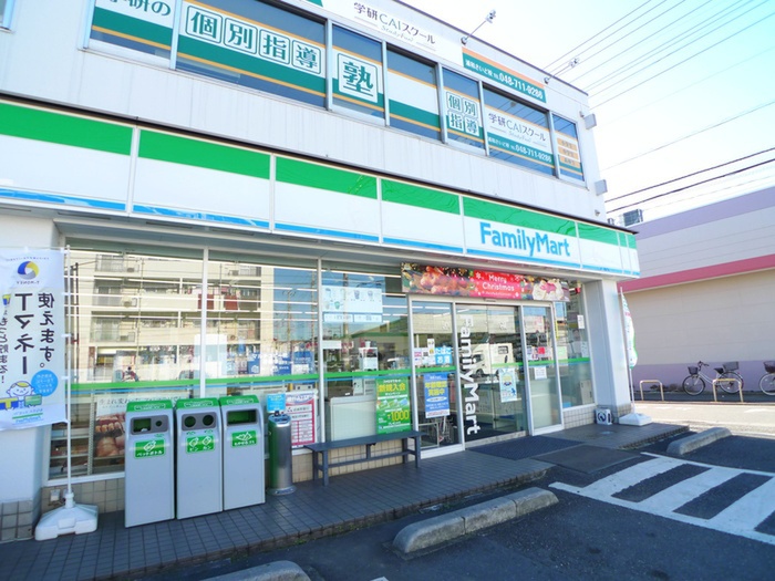 コンビニ　ファミリーマート（コンビニ）まで240m