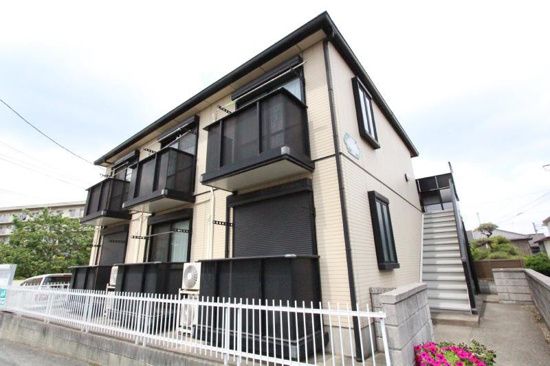 建物外観　角部屋、出窓付き。