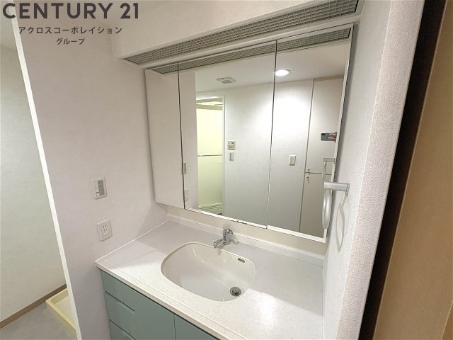 洗面設備　鏡の大きな独立洗面台です！