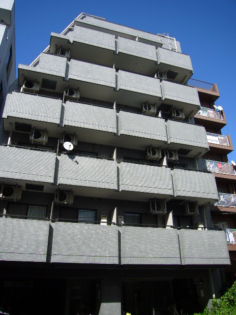 建物外観　７階建ての賃貸マンション