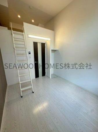 居室・リビング　天井が高く、広さを感じるリラックス空間。