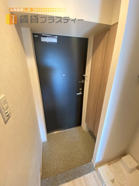 玄関　たっぷり入る収納付き玄関。