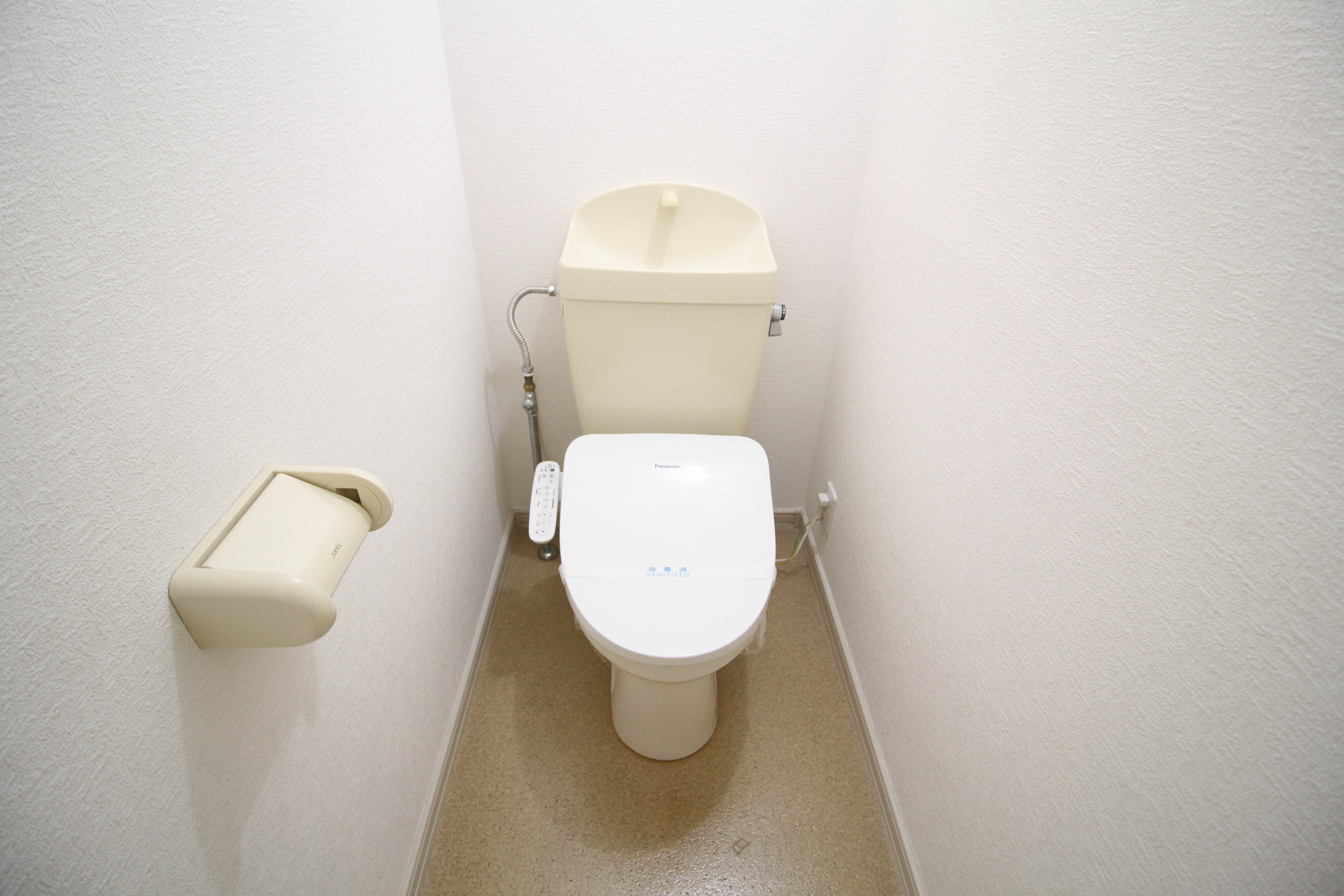 トイレ　温水洗浄便座で快適にお使いいただけます♪