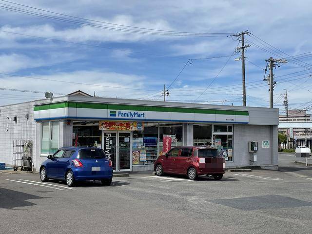 コンビニ　ファミリーマート（コンビニ）まで700m