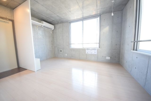 その他　9帖の明るい洋室です