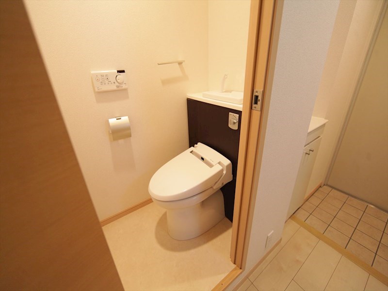 トイレ　温水洗浄暖房便座付トイレ