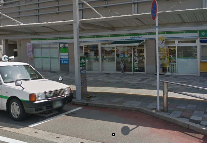 コンビニ　ファミリーマート JR新飯塚駅店（コンビニ）まで647m