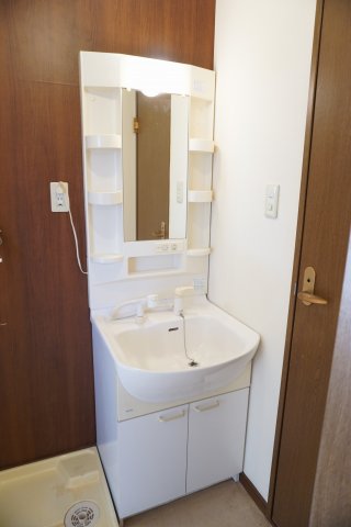 洗面設備　きれいな洗面台です