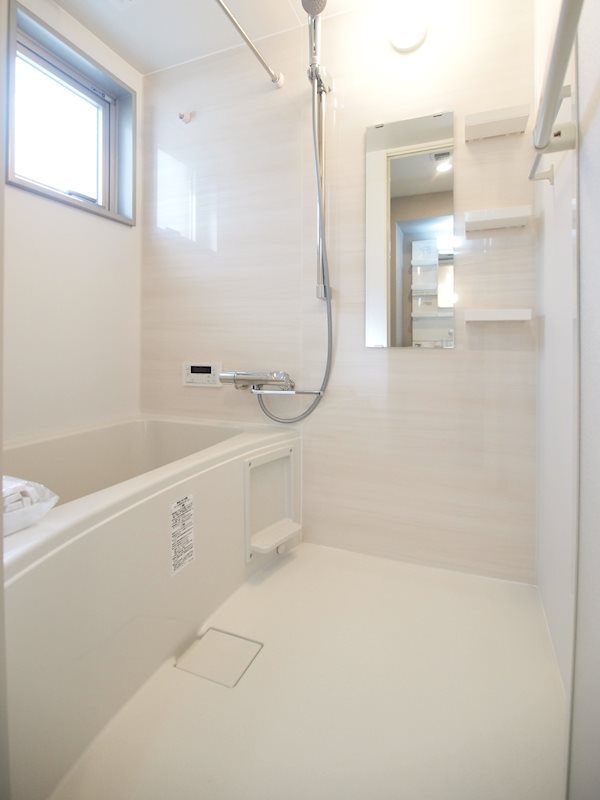 バス・シャワールーム　広めのお風呂でリラックス。