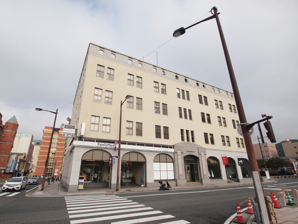 コンビニ　ファミリーマート レトロ門司港駅前店（コンビニ）まで827m