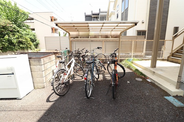 その他共有部分　屋根付きの駐輪場です。