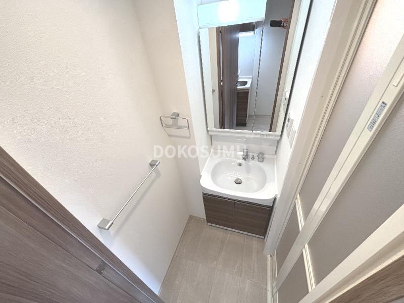 洗面設備　忙しい朝もスムーズに。使いやすさを追求した清潔な洗面空間。