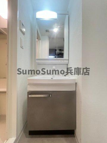 洗面設備　独立洗面台、小物を置くことができて便利です