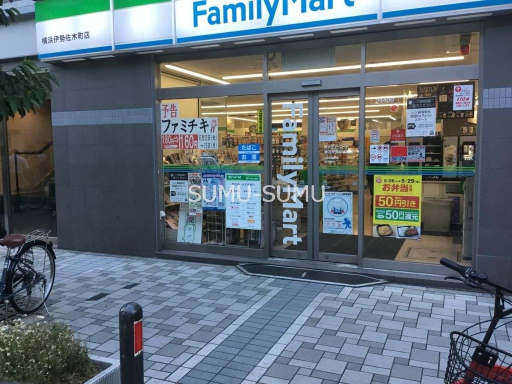 コンビニ　ファミリーマート横浜イセザキモール店（コンビニ）まで120m