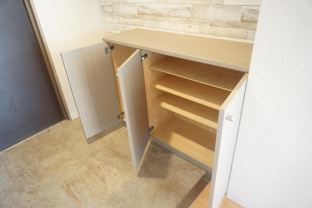 玄関　玄関横にシューズボックスあります♪