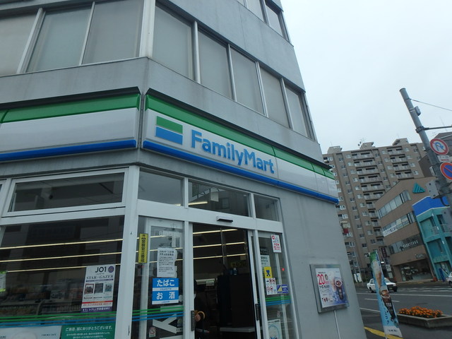 コンビニ　ファミリーマート札幌月寒中央店（コンビニ）まで230m