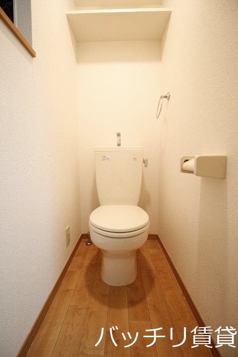 トイレ　別号室タイプの為、現状を優先いたします。