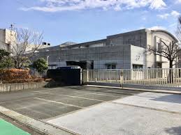 小学校　伊勢原市立石田小学校（小学校）まで977m