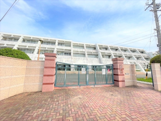 中学校　弥富市立弥富北中学校（中学校）まで558m