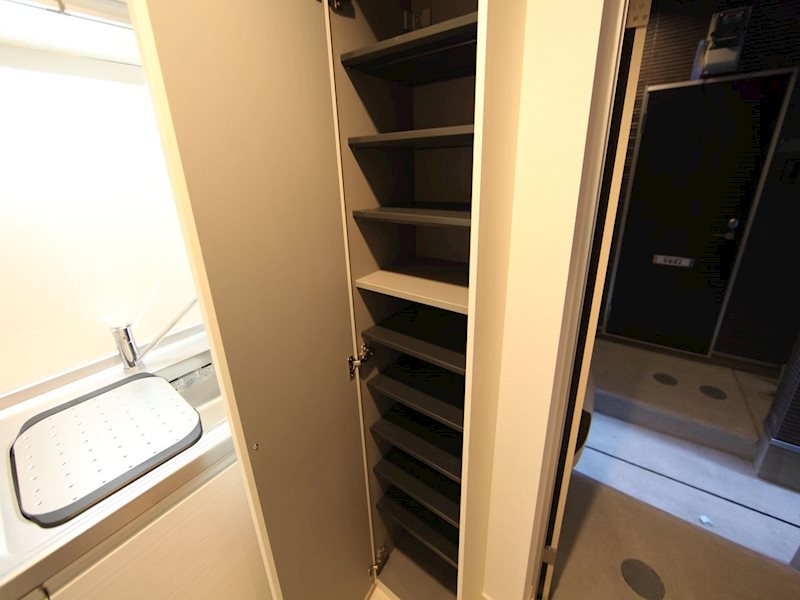 玄関　玄関　シューズボックス付（収納充実してます）