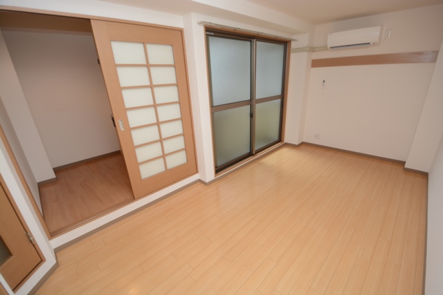 居室・リビング　エアコン付きで快適に過ごせます♪